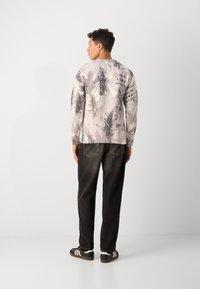 Scotch & Soda PRINTED DROPPED SHOULDER - Strickpullover - eggnog/grey