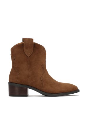 Brązowe zamszowe botki za kostkę z podniesionym drewnianym obcasem, spiczastym noskiem i uchwytem po boku.