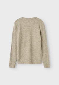 Beżowy sweter z prążkowanym splotem, posiadający długie rękawy i okrągły dekolt, wykonany z miękkiego materiału dzianinowego o teksturowanym wykończeniu, zaprezentowany z tyłu.