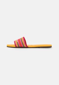 Färgglad slide-sandal med ett brett randigt rem i rosa, gult, rött och svart, med en gul platt sula och texturerad innersula.