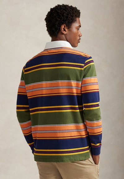 Πολύχρωμο πόλο με μακριά μανίκια που διαθέτει οριζόντιες ρίγες σε πράσινο, ναυτικό μπλε, πορτοκαλί και κίτρινο χρώμα· κλασικό γιακά και απαλό υλικό.