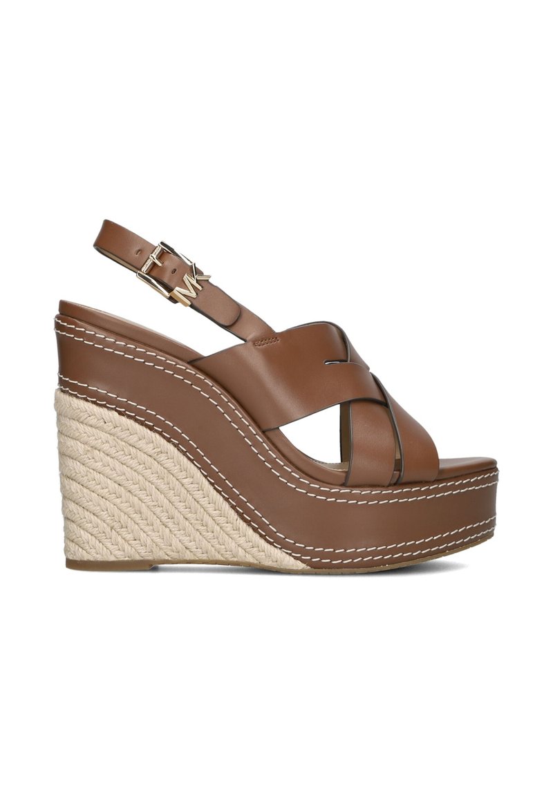 Bruine leren wedge sandalen met een geweven jute zool, een kruisband ontwerp, een verstelbare gesp en details in witte stiksels.