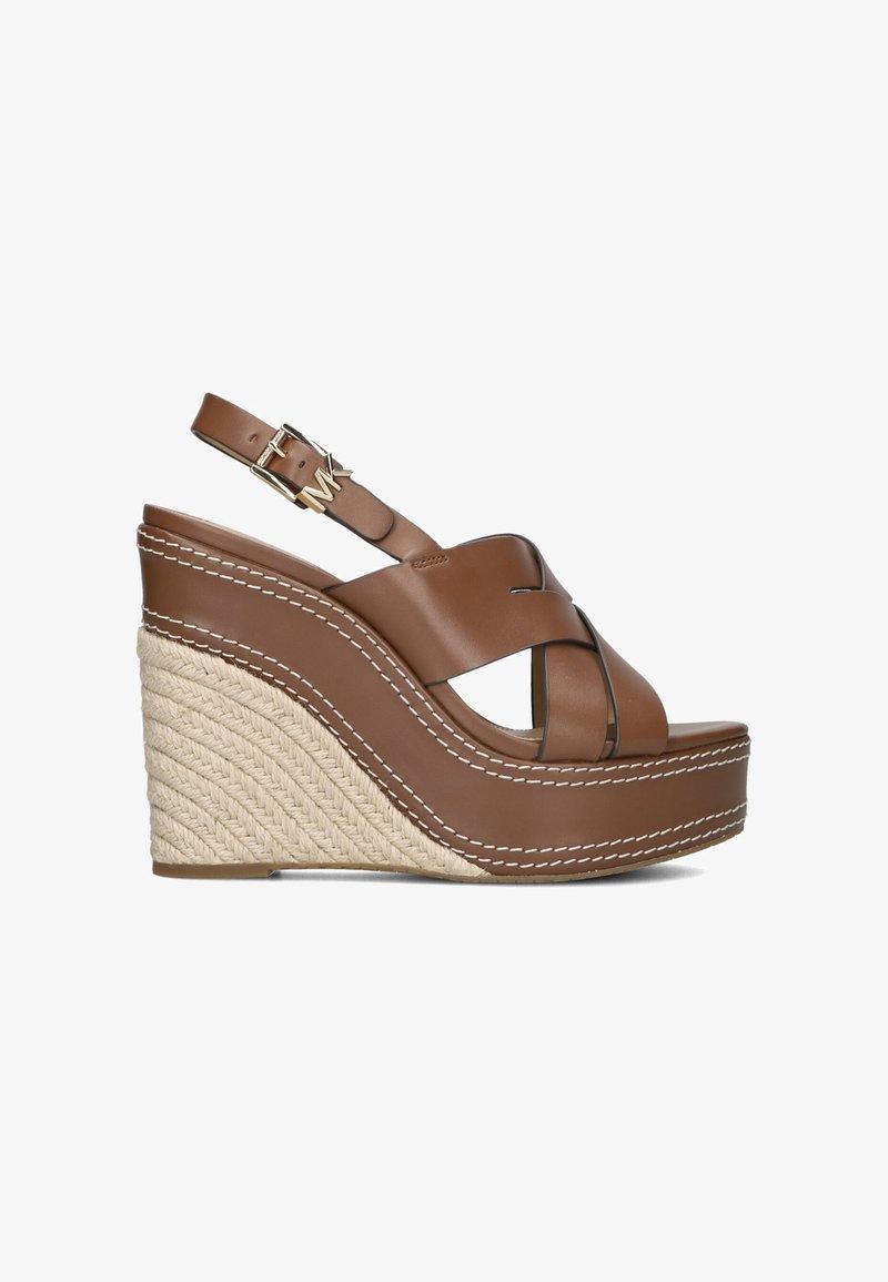 Bruine leren wedge sandalen met een geweven jute zool, een kruisband ontwerp, een verstelbare gesp en details in witte stiksels.