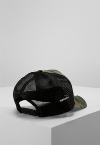 Schwarze Netzrücken-Kappe mit einer camouflaged Vorderseite, gebogenem Schirm und verstellbarem Plastikverschluss; verfügt über eine abgerundete Oberseite und Belüftungsöffnungen.