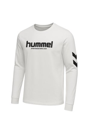 Biała koszulka z długim rękawem z czarnym logo "hummel" i napisem "SPORTSWEAR SINCE 1923". Posiada czarne paski w kształcie chevronu na rękawach. Materiał bawełniany.