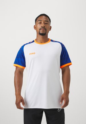 Witte sportshirt met blauwe patroonmouwen en oranje accenten. Heeft de merknaam "JAKO" op de linkerborst.
