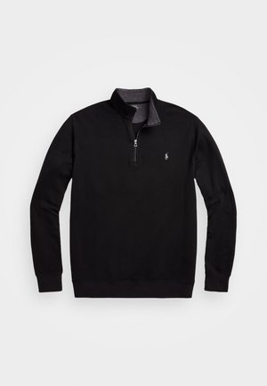 Schwarzer Pullover mit langen Ärmeln, Viertel-Reißverschluss und kleinem, gesticktem Logo auf der linken Brust, dargestellt auf weißem Hintergrund.