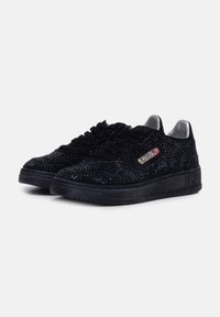 Sneaker nere con tomaia testurizzata coperta da piccoli borchiette lucidi, caratterizzate da suola nera, lacci neri e un accento argento sulla linguetta.