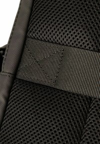 Detale czarnego plecaka z oddychającą siateczką, fakturowaną tkaniną oraz wytrzymałym paskiem z wzorem krzyżykowym.