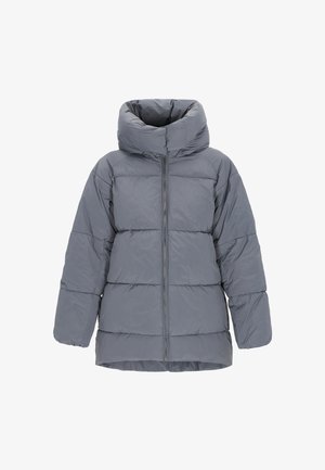 Grijze gewatteerde jas met een hoge kraag, horizontaal stikpatroon, ritssluiting aan de voorkant en brede mouwen. Gladde, lichte stof.