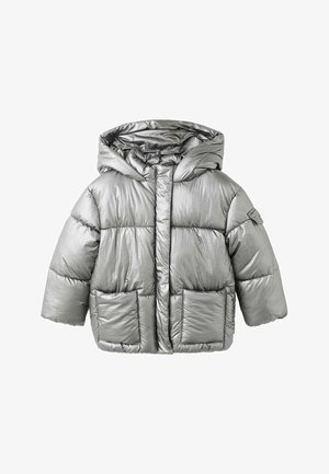Silberne Pufferjacke mit Kapuze, kastigem Design, dicker Polsterung und zwei Fronttaschen. Glänzende, leicht zerknitterte Textur über die gesamte Jacke.