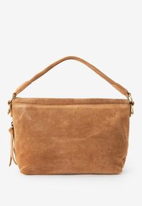 Sac à main en suède marron avec une forme structurée, une anse supérieure et une fermeture éclair ; présente un petit gland sur le côté et des accents en laiton.