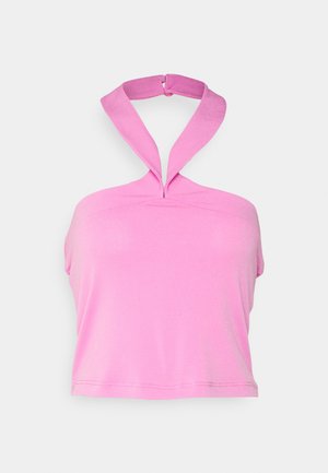 Top rosa sem mangas com um design de halter, apresentando uma textura suave e um ajuste relaxado e cropped. Detalhe de costura discreto na bainha.