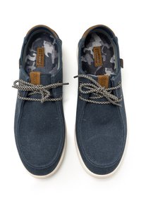 Zapatillas de lona azules con un diseño de perfil bajo, que cuentan con una parte superior texturizada, plantilla estampada y acentos de cordones en contraste.