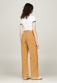 Tommy Jeans CLAIRE - Pantaloni - gentle gold