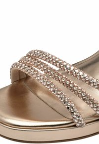 Sandalo rosa dorato metallizzato con tre cinturini decorati con cristalli, una piattaforma liscia e una soletta testurizzata per il massimo comfort.