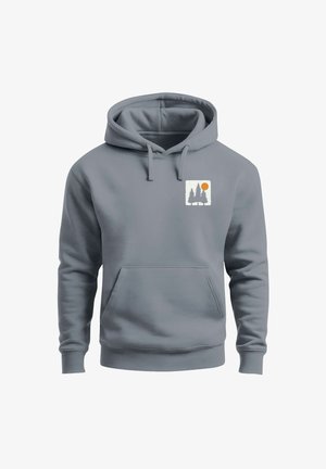 Grauer Sweatshirt mit Kapuze, einer Tasche vorne und einem Motiv mit zwei Bäumen und einer Sonne. Hergestellt aus einem weichen Material mit glatter Textur.