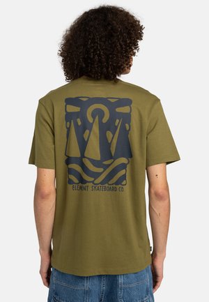 Olivová bavlnená tričko s tmavomodrou grafikou, na ktorej sú dva trojuholníkové tvary, vlny a text "ELEMENT SKATEBOARD CO." Krátke rukávy.