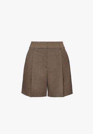 Pantaloni scurți maro, cu talie înaltă, croiată, cu buzunare pentru curea, pliuri frontale și închidere frontală ascunsă, expuși pe un fundal alb.