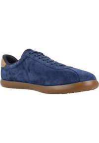 Marineblaues Wildleder-Sneaker mit runder Zehenpartie, Schnürdesign und brauner Gummisohle. Verfügt über eine glatte Textur und ein minimalistisches Profil.
