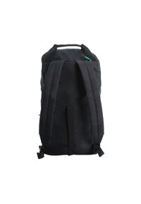Zaino nero con spallacci imbottiti regolabili, manico superiore e un piccolo tirazip verde. Presenta un design elegante con un materiale robusto.
