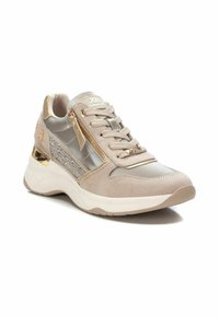 Zapatillas de ante beige con detalles metálicos, cremallera lateral y adornos de strass en el lateral. Suela blanca acolchada para mayor comodidad.