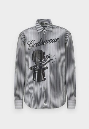 Szara koszula z długim rękawem zapinana na guziki, z czarnym nadrukiem graficznym i napisem "Godswear". Standardowy kołnierzyk i zapięcie na guziki.