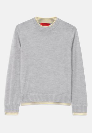 Pull en maille gris avec un col rond, doté de poignets et d'un ourlet côtelés accentués de rayures jaunes, et d'une finition texturée.