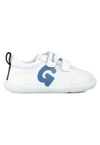 Zapatillas deportivas blancas para niños, hechas de material sintético con acentos en azul y un gran logo azul con la letra "G", que cuentan con dos correas de Velcro.