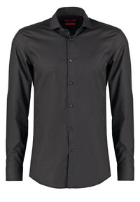 Chemise noire pour homme à manches longues avec boutonnage devant, col pointu et poignets boutonnés, présentée sur fond blanc.