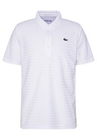 Valkoinen polo-paita, jossa on hienovaraisia vaaka-oraa, lyhyet hihat, kolme nappia sekä kirjailtu vihreä Lacoste-logo vasemmassa rinnassa.