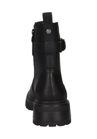 Stivale alla caviglia in pelle nera con suola spessa, dotato di cerniera laterale e cinturino regolabile, retro testurizzato e dettaglio in metallo.