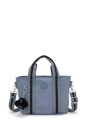 Hellblaues Stofftasche mit schwarz-grauen gestreiften Tragegriffen, einem runden Logo und einem flauschigen schwarzen Gorilla-Schlüsselanhänger daran befestigt.