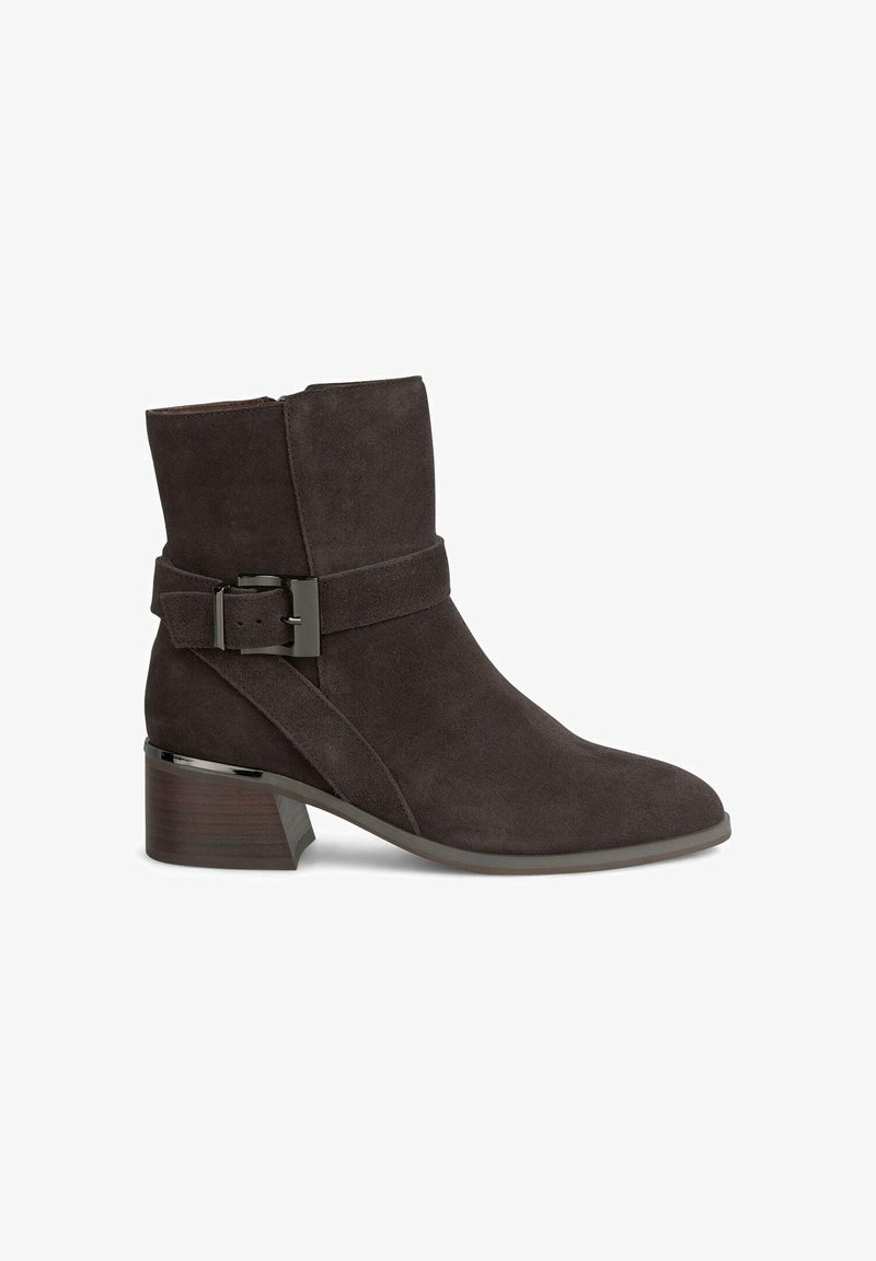 Stivaletto alla caviglia in suede grigio scuro con punta rotonda, fascetta avvolgente con fibbia argentata e tacco basso impilato. Texture liscia.