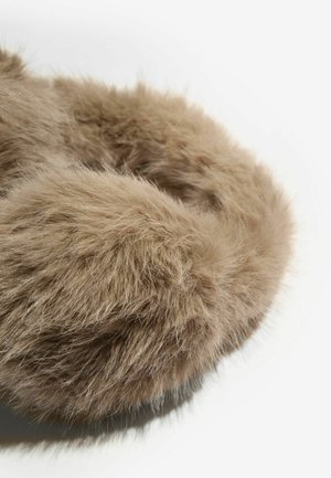 Faux fur kraag in een lichtbruine kleur, met een pluizige textuur en ronde vorm, die zachte, dichte vezels met een subtiele glans benadrukt.