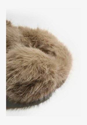 Faux fur kraag in een lichtbruine kleur, met een pluizige textuur en ronde vorm, die zachte, dichte vezels met een subtiele glans benadrukt.