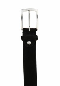 Zwarte suède riem met een zilveren metalen gesp. Heeft een gladde textuur en een ronde logo-accent near het bevestigingspunt van de gesp.
