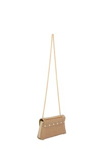 Borsa a tracolla intrecciata beige con tracolla a catena, caratterizzata da un motivo geometrico, bottoni decorativi e una base in pelle liscia.