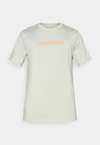 Svetlozelené tričko s krátkym rukávom, vyrobené z mäkkej tkaniny, má okrúhly výstrih a oranžovo potlačené logo "Mizuno" na prednej strane.