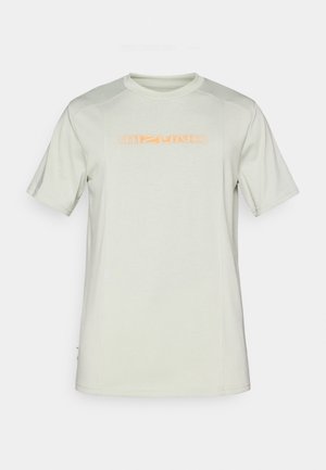 Lysegrønn T-skjorte med korte ermer laget av myk stoff, har rund hals og en oransje trykt "Mizuno"-logo på framsiden.