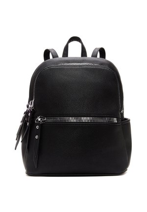 Zaino in pelle nera con forma arrotondata, dotato di un compartimento principale con zip, tasca frontale con zip e spallacci regolabili. Finitura textured.