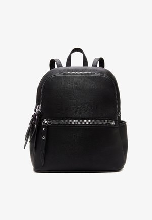 Czarny skórzany plecak o zaokrąglonym kształcie, z główną komorą zapinaną na zamek, przednią kieszenią na zamek oraz regulowanymi paskami. Chropowata powierzchnia.