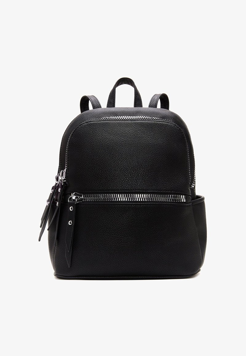 Czarny skórzany plecak o zaokrąglonym kształcie, z główną komorą zapinaną na zamek, przednią kieszenią na zamek oraz regulowanymi paskami. Chropowata powierzchnia.