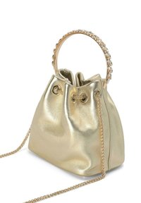 Bolso de mano metálico dorado con parte superior ajustable, correa de cadena y un asa circular adornada con piedras claras. Textura suave y pliegues delicados.