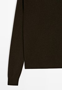 Ciemnobrązowy dziany sweter z długimi rękawami, ściągaczami przy mankietach i prostym dołem. Gładka faktura, minimalistyczny design, brak widocznych wzorów i zdobień.