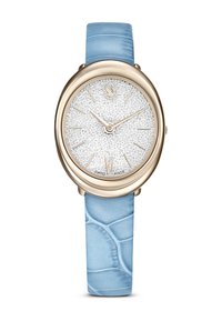 Orologio analogico tono oro con quadrante argentato testurizzato, cinturino in pelle azzurra con motivo a rilievo e semplici indicatori delle ore. Realizzato in Svizzera.