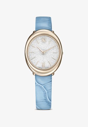 Orologio analogico tono oro con quadrante argentato testurizzato, cinturino in pelle azzurra con motivo a rilievo e semplici indicatori delle ore. Realizzato in Svizzera.