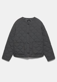 Ciemnoszara pikowana kurtka z okrągłym dekoltem, zapięciem na guziki, długimi rękawami i dwoma dużymi przednimi kieszeniami.