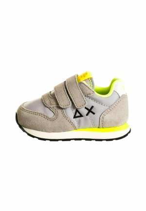 Sneaker grigio con parte superiore in suede e mesh, accenti giallo neon a contrasto, design geometrico nero, strap in velcro e suola bianca.
