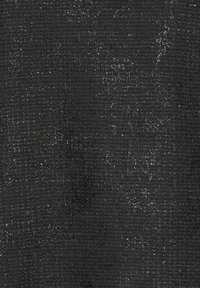 Tessuto nero testurizzato con un sottile motivo intrecciato e particelle metalliche, che crea una superficie visivamente interessante. Aspetto morbido e strutturato.